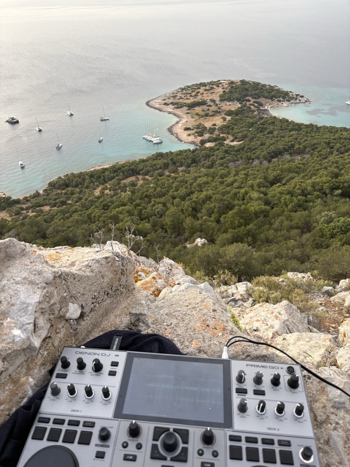 Mobiles Rig auf der Klippe über der Bucht