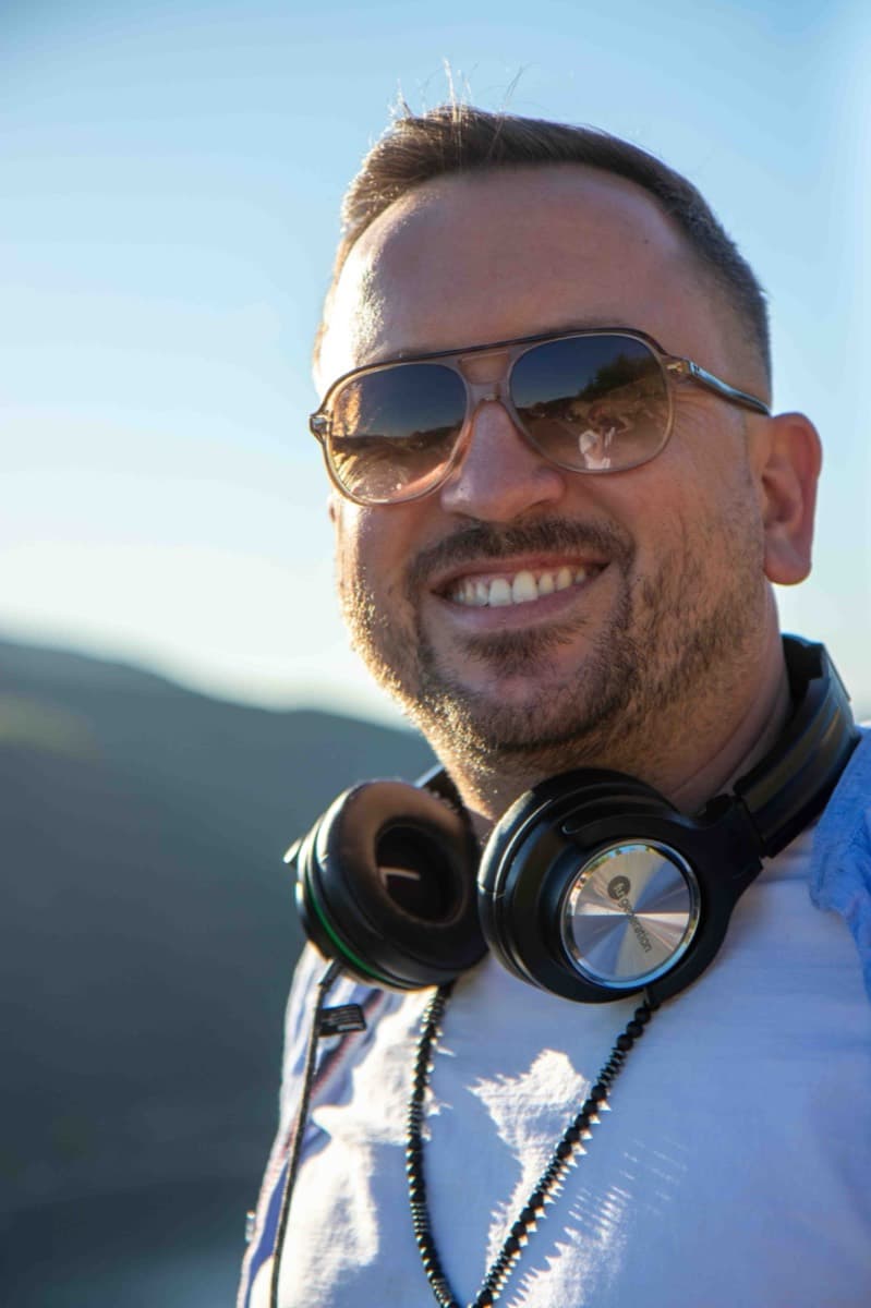 Portrait von DJ WENG-C mit Kopfhörern im Gegenlicht